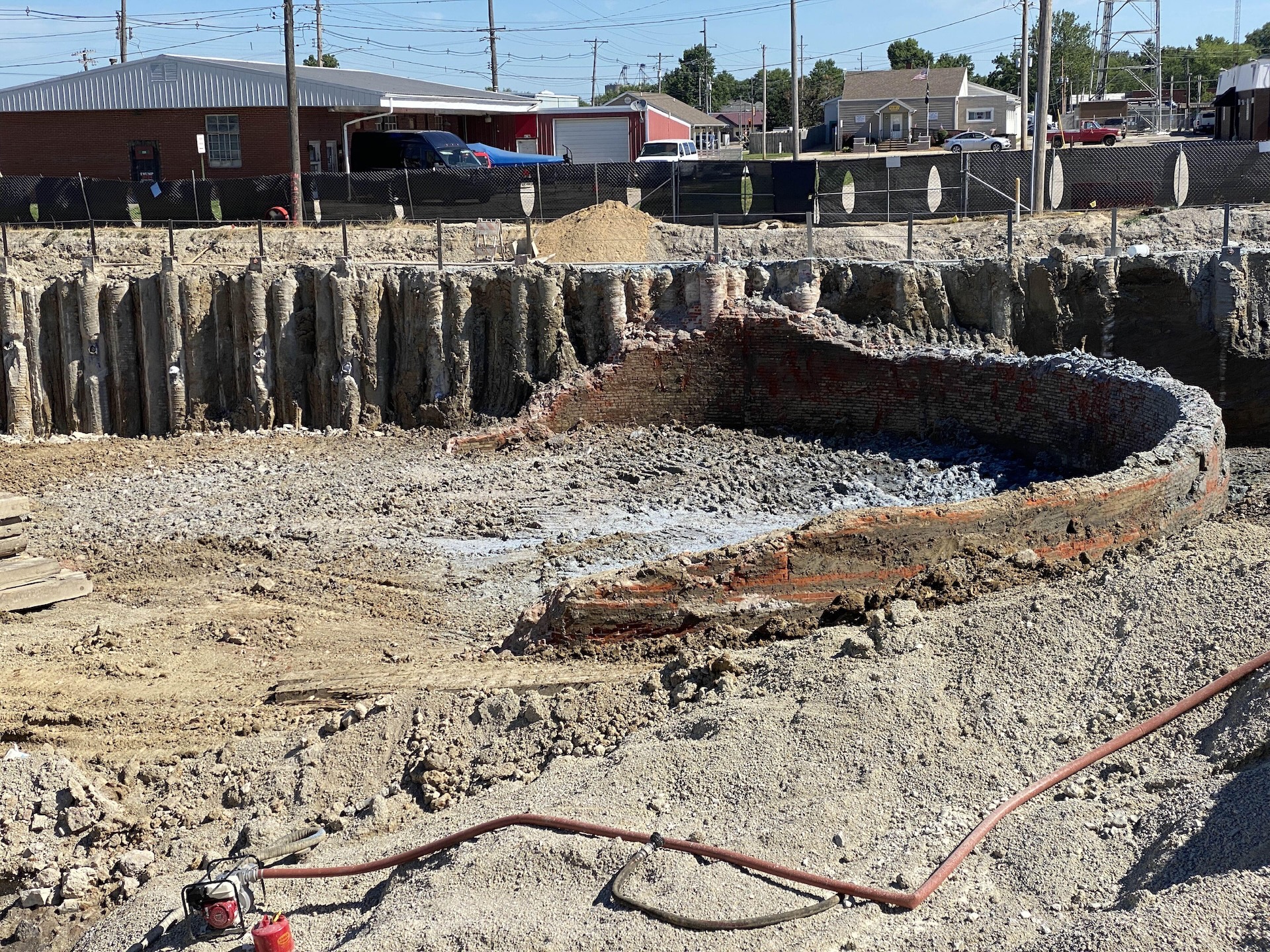 Early excavation gas holder in place