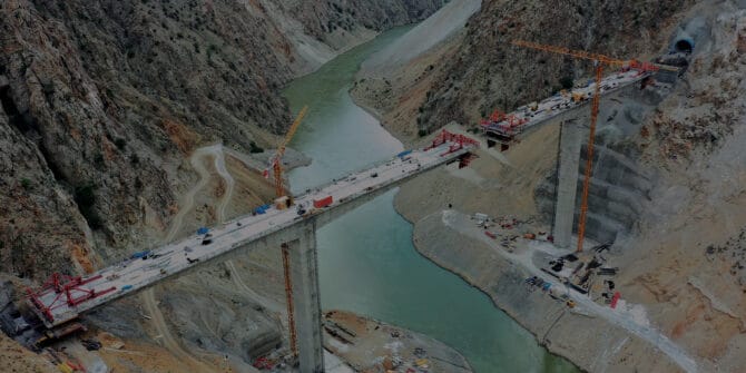 En el caso de los proyectos de carreteras y ferrocarriles, siempre aparece algún otro desafío en torno al estado del suelo...