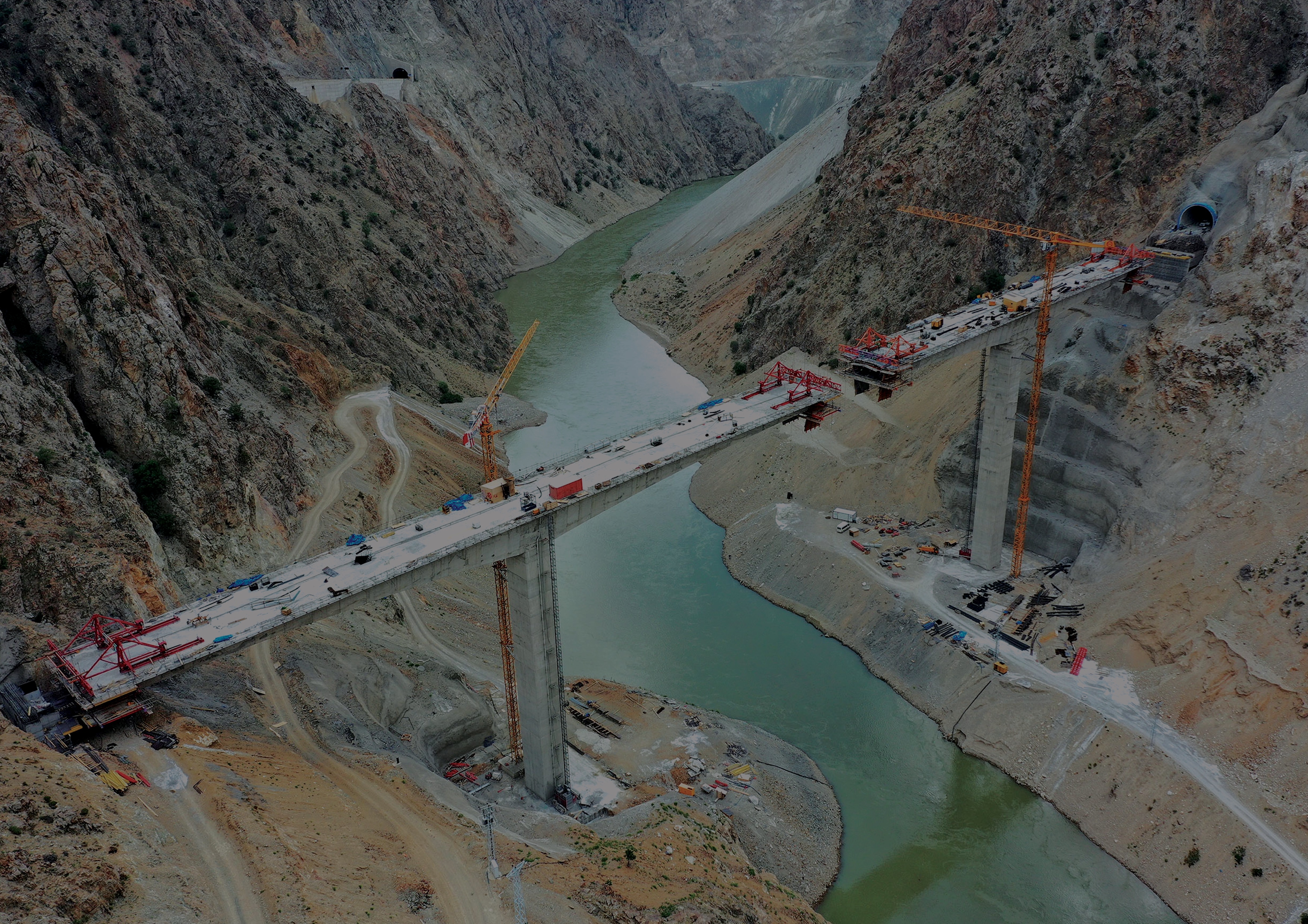 En el caso de los proyectos de carreteras y ferrocarriles, siempre aparece algún otro desafío en torno al estado del suelo…