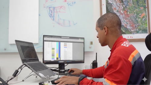 a photo of an anglo american employee at their desk using seequent software