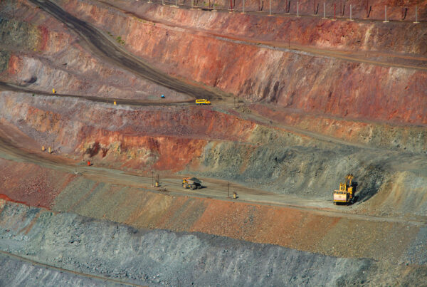 Á picture of inside an iron ore mining site