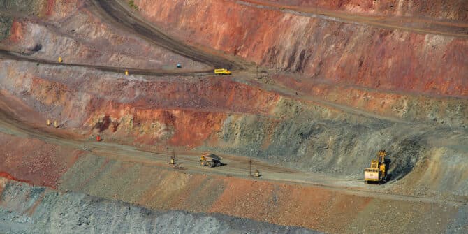 Á picture of inside an iron ore mining site