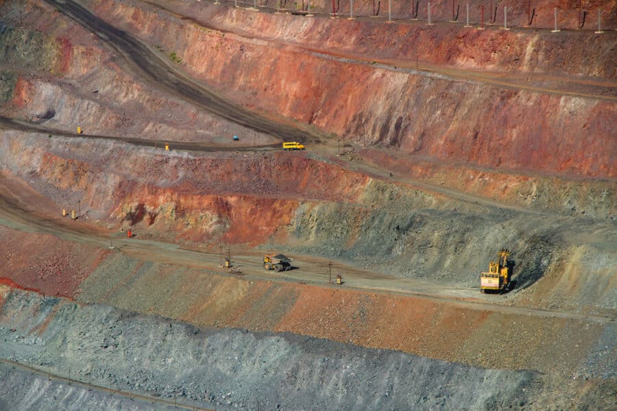 Á picture of inside an iron ore mining site
